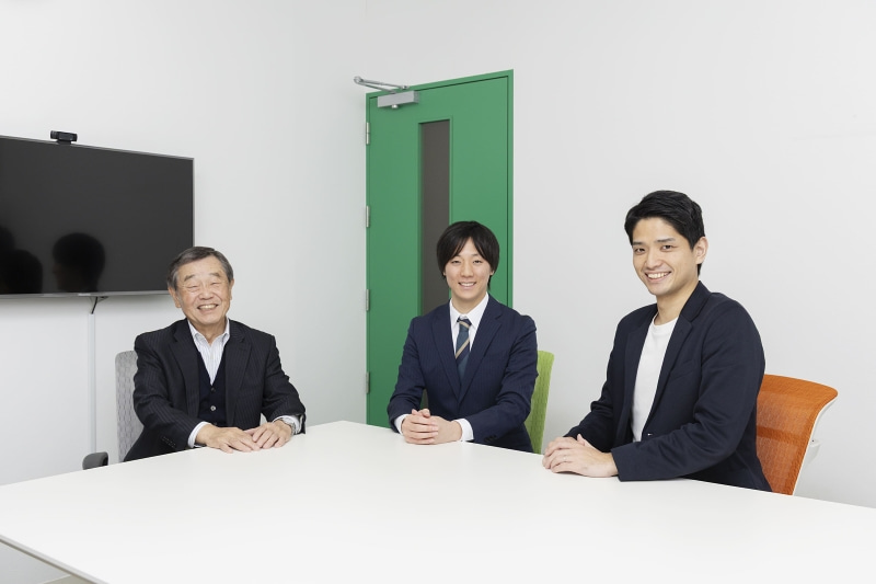 左から株式会社アシストシステム研究所 代表取締役会長兼社長 大西篤志さん、CINC 松村拓実、古藤豪