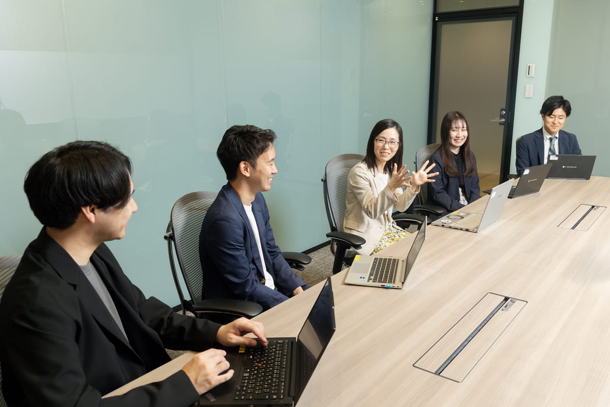 事例インタビューを受けるOBC 本澤浩樹さん、山口まゆ子さん、坂本麻美さん（写真右から）と、CINC コンサルタントの藤原清誠、小櫃裕也の写真。